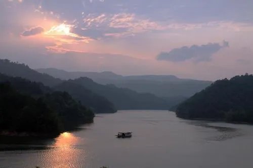 轻舟已过万重山中的轻表达了什么意思