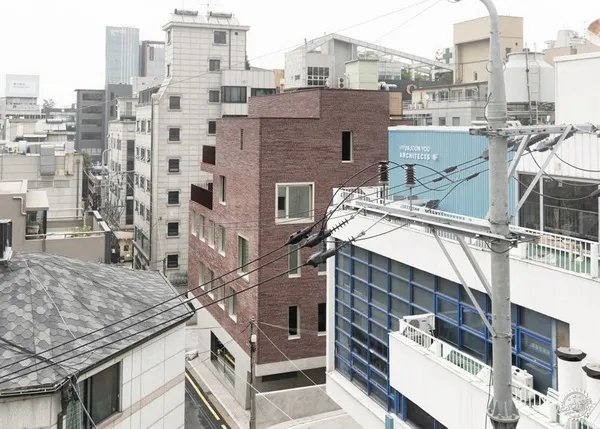 砖和混凝土建造的头重脚轻的办公楼和公寓