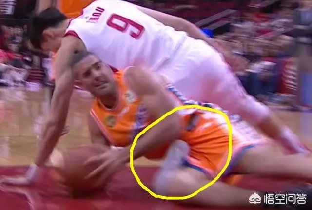 周琦首秀重伤离场，整条腿被碾压，坐在轮椅上动弹不得，当时发生了什么？