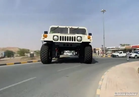 世界最大悍马亮相 车长14米高6.6米