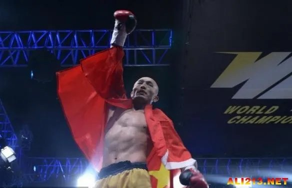 中国武僧一龙11秒KO法国拳王 时间太短根本不够打！