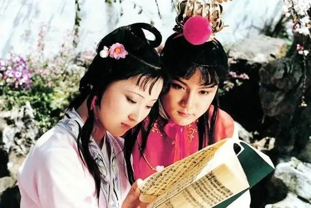 请问什么是浪漫主义和现实主义？