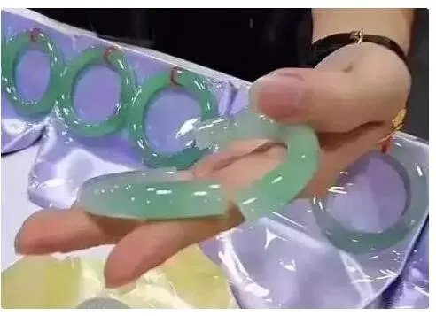 摔断玉镯女游客录视频公开道歉:我一定会赔偿