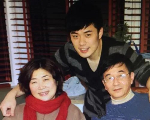 陈赫的爸爸是谁？  其显赫家庭背景曝光