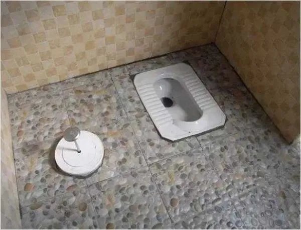 四川一男子洗澡时捡香皂手卡便池，男子最后是如何得救的