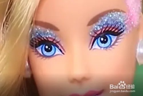 如何给芭比娃娃化妆？