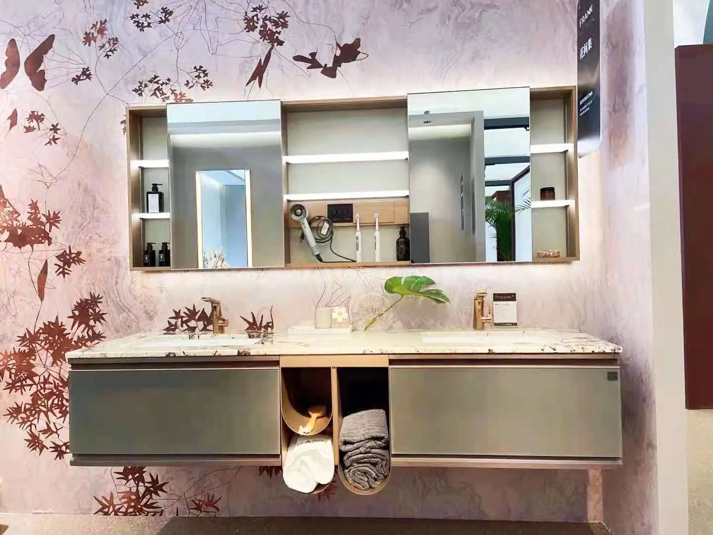 富兰克亮相2021上海厨卫展：一场光与影的奇幻之旅