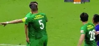 韦世豪：哥就是帅。进球后指着发型庆祝，是在彰显个性还是暗示从头再来？