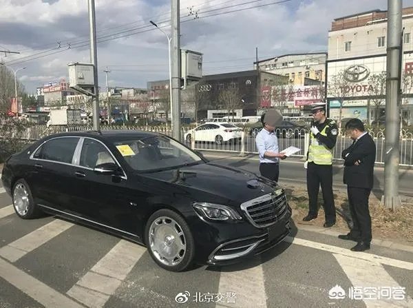 如何看待“一男子无牌驾车上路，被查出言“三百万的车也敢扣”这件事？