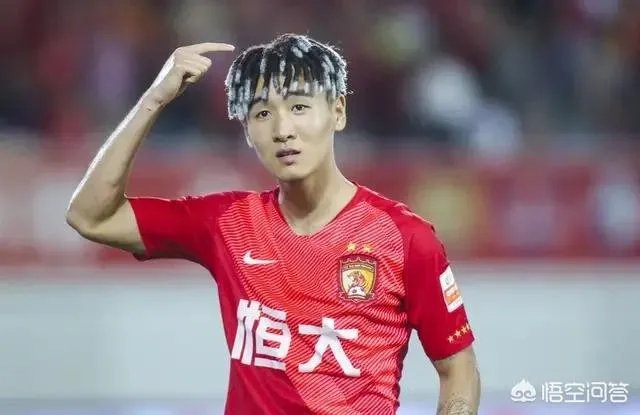 韦世豪：哥就是帅。进球后指着发型庆祝，是在彰显个性还是暗示从头再来？