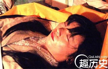 400年明代古墓开挖 百年女尸竟然光鲜如活人