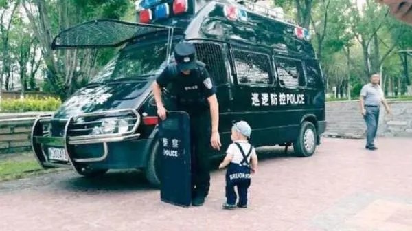 1岁儿子遇警察爸爸抱着盾牌不撒手是怎么回事？