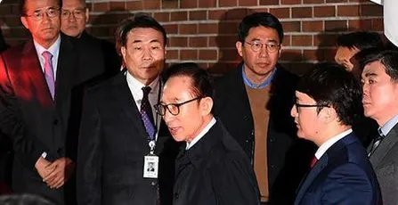 李明博被押入单人牢房了吗？