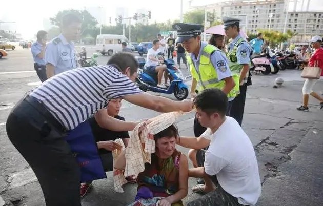 俄女游客街头晕倒不停抽搐是什么原因?