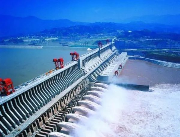 全球最大的水利工程三峡大坝,会被超历史大洪水冲垮吗?