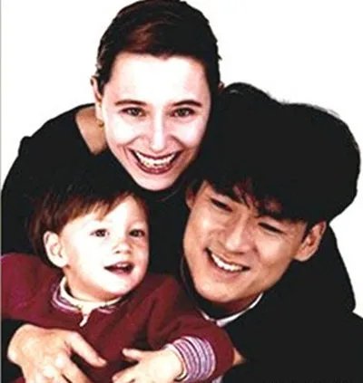 周华健老婆儿女照片曝光  坦言年轻是老婆是他最大的动力