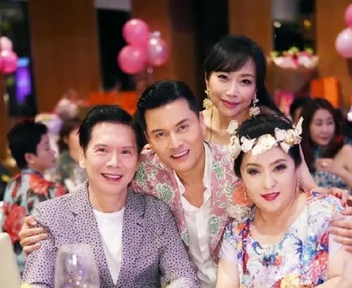 吴佩慈戴钻戒和男友现身秀恩爱，可纪晓波的表情让人忧心，为什么呢？