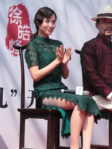 小宋佳穿旗袍的照片大放送  高开衩旗袍玩性感引争议