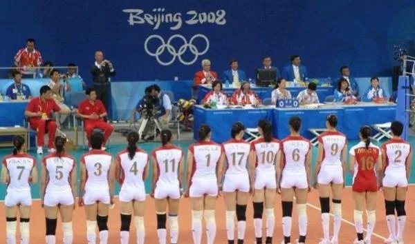 排球比赛中男排和女排网一样高吗