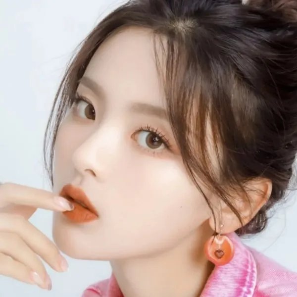 杨超越海边写真造型曝光，她的时尚表现力如何？