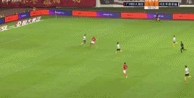 韦世豪：哥就是帅。进球后指着发型庆祝，是在彰显个性还是暗示从头再来？