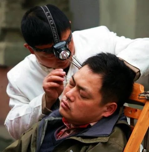 新花招掏耳朵骗局事先准备耳屎（收费按耳屎大小）