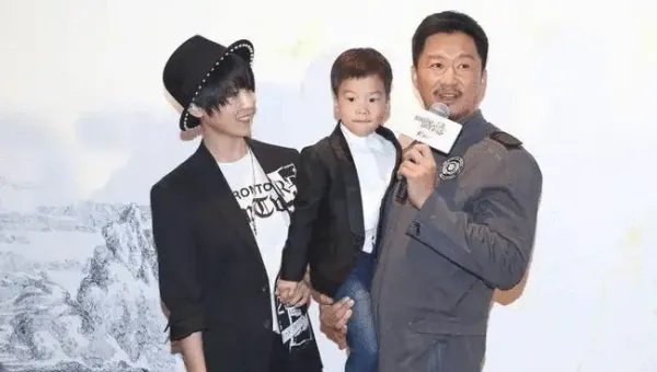 谢楠晒小儿子霸气手工作业，被调侃“不愧是吴京儿子”，手工做得如何？