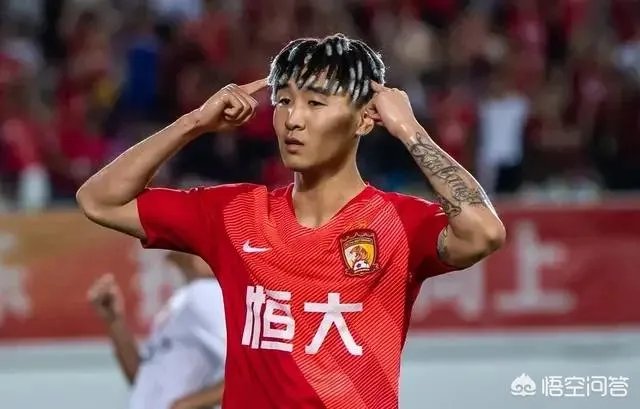 韦世豪：哥就是帅。进球后指着发型庆祝，是在彰显个性还是暗示从头再来？