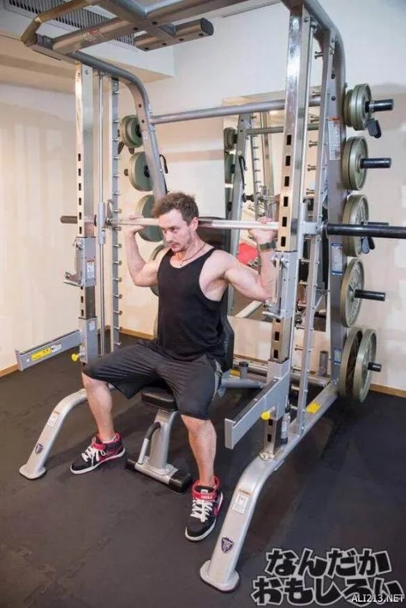 真人版拳皇特瑞！长相俊美 满身健壮肌肉简直太还原