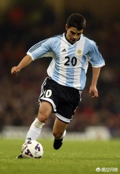 当今足坛，有哪些现役的矮个中锋？