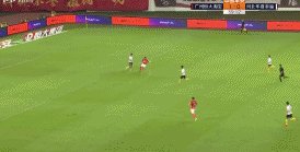 韦世豪：哥就是帅。进球后指着发型庆祝，是在彰显个性还是暗示从头再来？