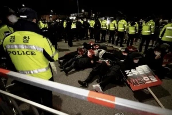 素媛案罪犯赵斗淳出狱回家画面曝光，为何他的手里一直握一个橘子？