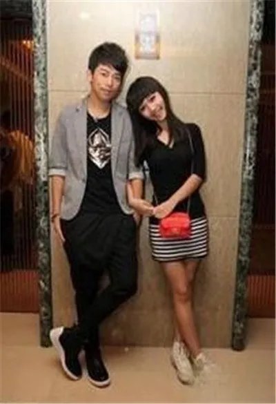 夏航燕是奉子成婚吗 和李炜还有一张托奶门的照片