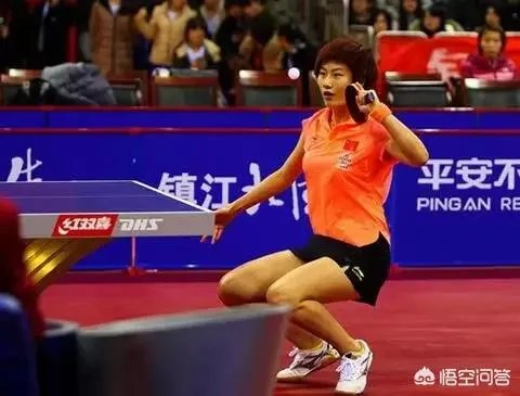 为什么丁宁的下蹲式发球这么厉害?